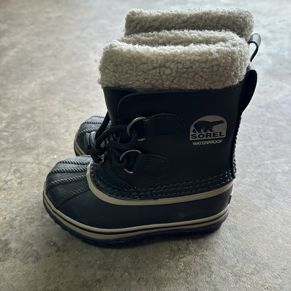 Sorel boots - Picture 3 of 8
